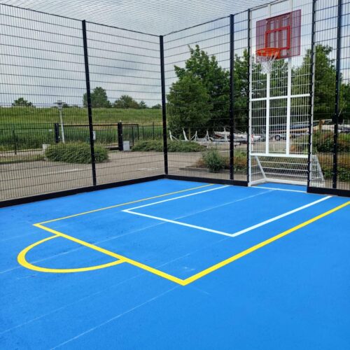 Pannakooi met basketbal 147 Overdekte pannakooi met Granuplast rolcating blauw als speelvloer